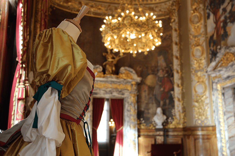 Vente de costumes de scène à l'Opéra Comique © Stefan Brion