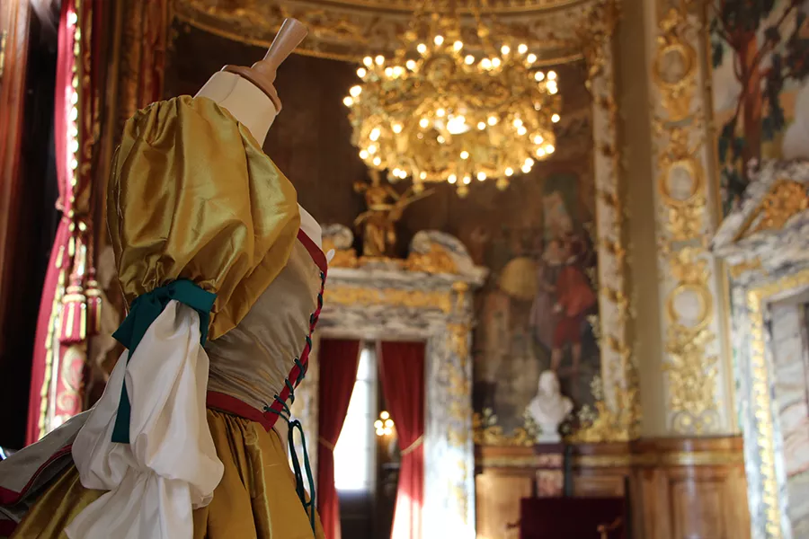 Vente de costumes de scène à l'Opéra Comique © Stefan Brion