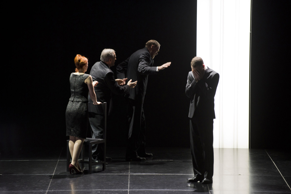 Au Monde © Elizabeth Carecchio