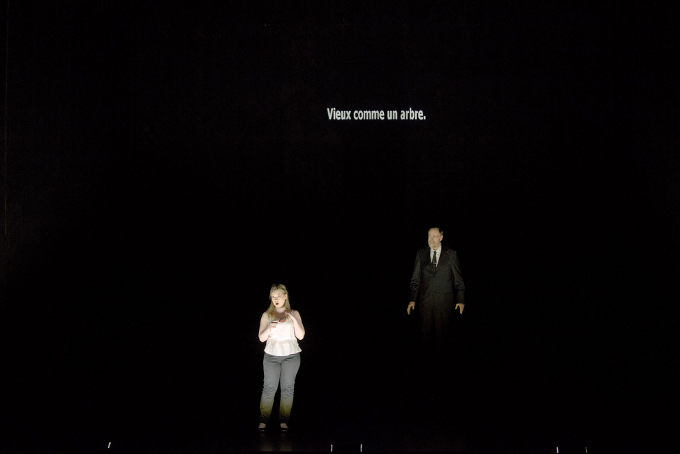 Au Monde © Elizabeth Carecchio