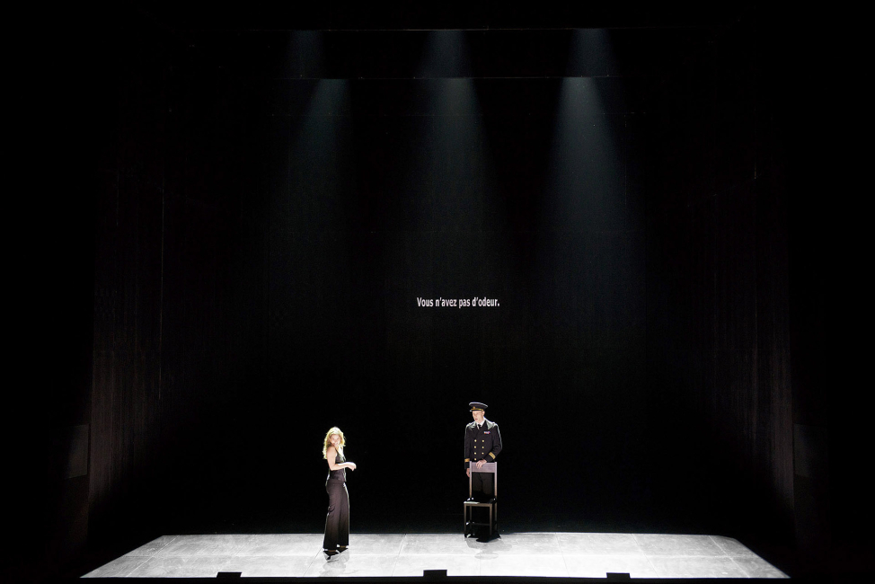 Au Monde © Elizabeth Carecchio