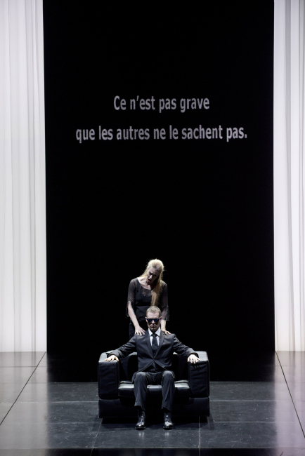 Au Monde © Elizabeth Carecchio