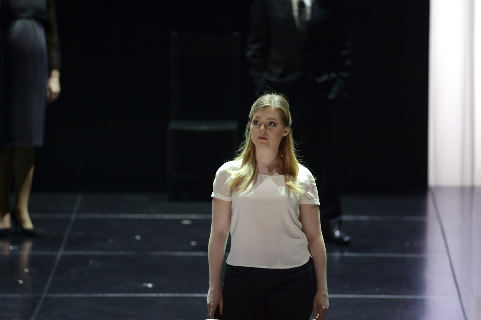 Au Monde © Elizabeth Carecchio