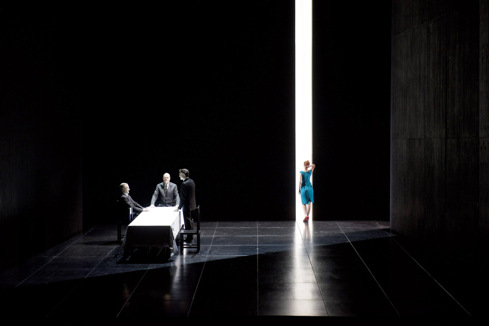 Au Monde © Elizabeth Carecchio