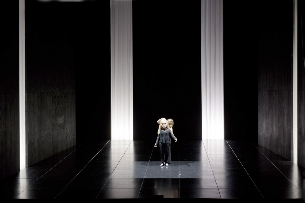 Au Monde © Elizabeth Carecchio