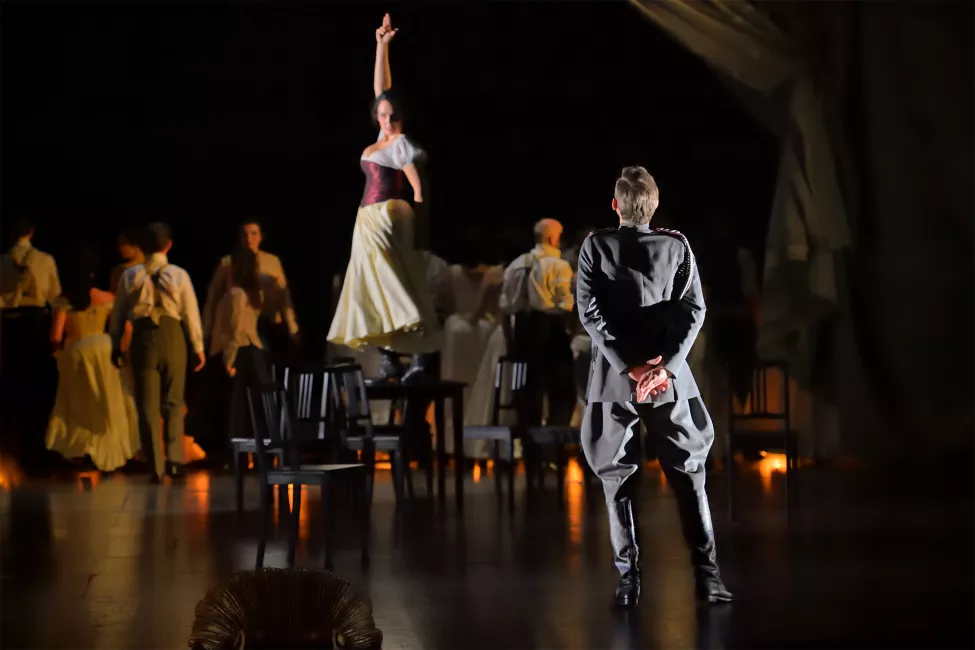 Gaëlle Arquez (Carmen), François Lis (Zuniga), choeur accentus © Stefan Brion