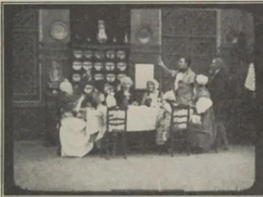 Image du film : la noce. On distingue en bas le bout de la baguette du chef