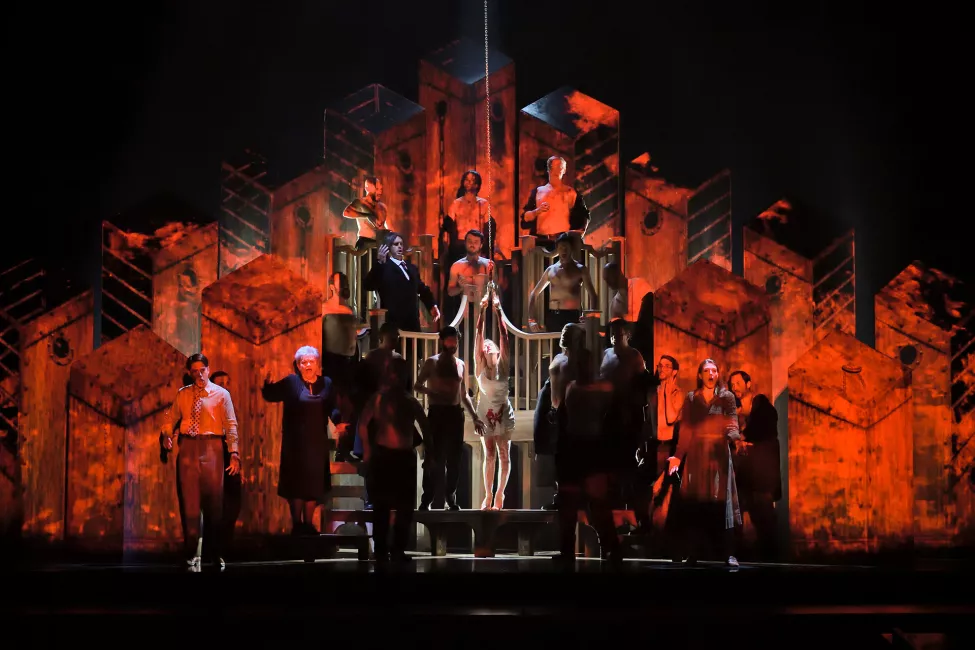 De gauche à droite : Elgan Llŷr Thomas (Dr Richardson), Susan Bullock (Mother), Sydney Mancasola (Bess McNeill), Wallis Giunta (Dodo McNeill), et choeur Aedes- Breaking the waves | Opéra-Comique, 2023 © Stefan Brion