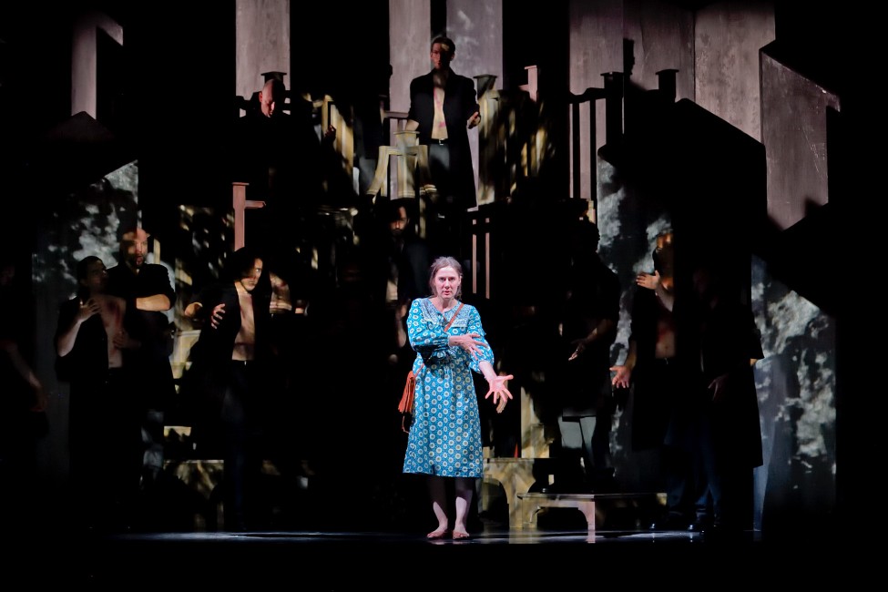 Sydney Mancasola (Bess McNeill), choeur Aedes - Breaking the waves | Opéra-Comique, 2023 © Stefan Brion