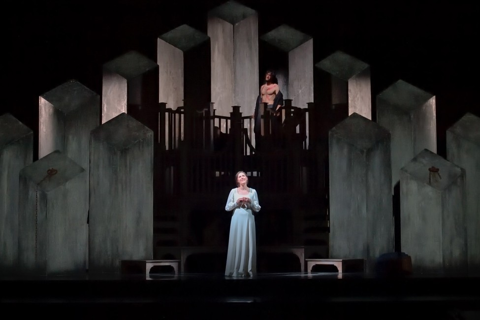 Sydney Mancasola (Bess McNeill), Mathieu Dubroca (Terry, membre du chœur Aedes) - Breaking the waves | Opéra-Comique, 2023 © Stefan Brion