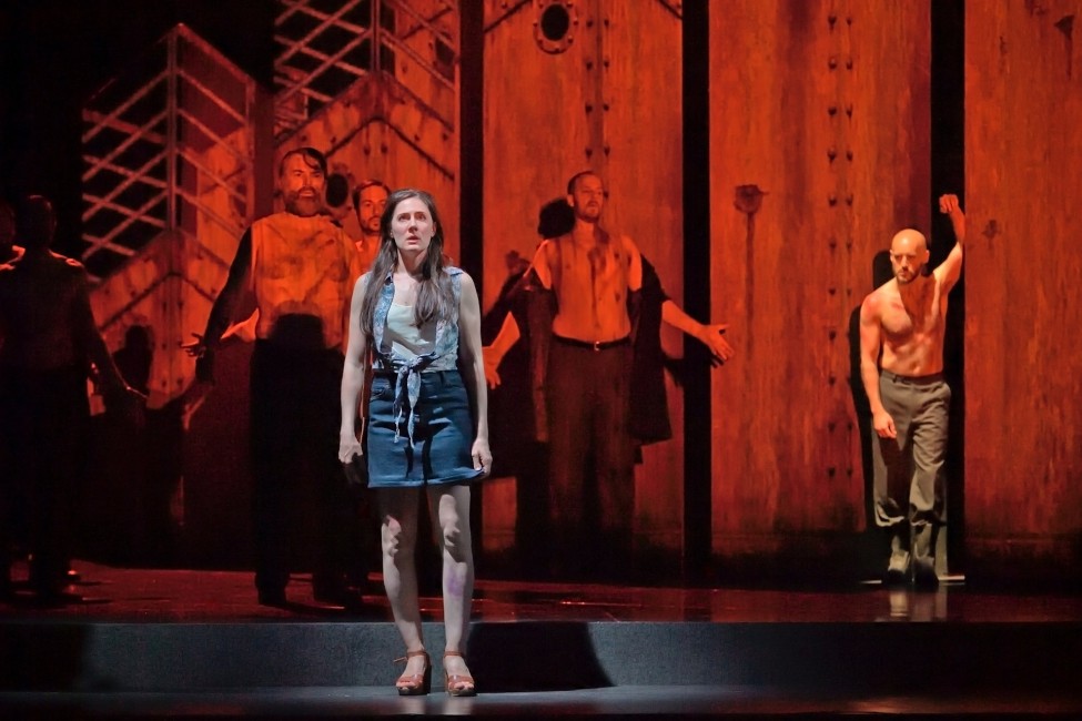 Sydney Mancasola (Bess McNeill), choeur Aedes, Sorin Adrian Dumitrascu (Sadistic Sailor, membre du chœur Aedes) - Breaking the waves | Opéra-Comique, 2023 © Stefan Brion