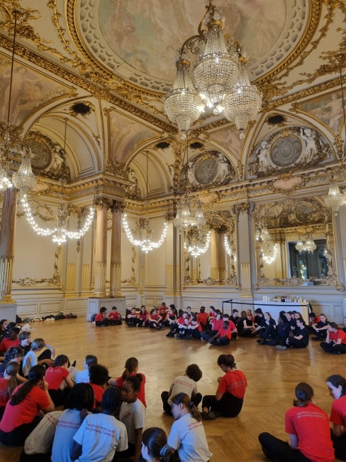 La Maîtrise Populaire de l'Opéra-Comique dans la nef du musée d'Orsay © Opéra-Comique