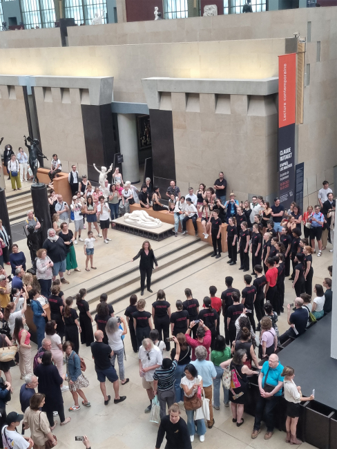 La Maîtrise Populaire de l'Opéra-Comique dans la nef du musée d'Orsay © Opéra-Comique