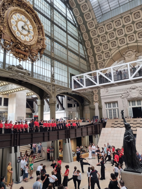 La Maîtrise Populaire de l'Opéra-Comique dans la nef du musée d'Orsay © Opéra-Comique