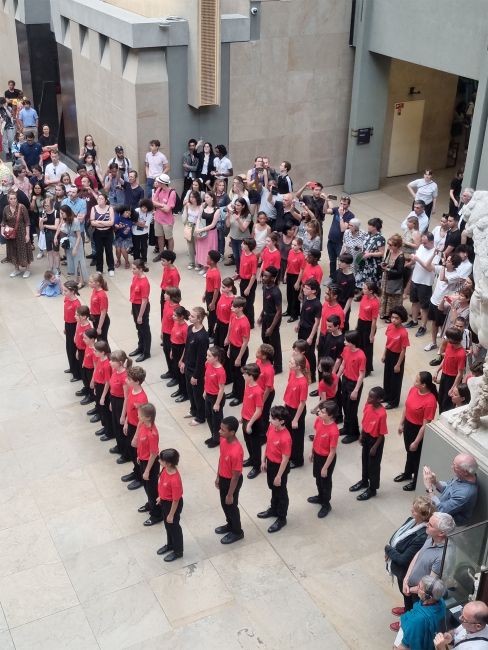 La Maîtrise Populaire de l'Opéra-Comique dans la nef du musée d'Orsay © Opéra-Comique