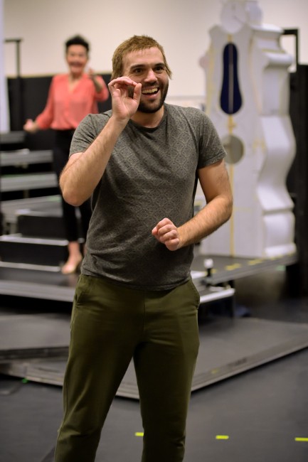 Répétitions de L'Heure espagnole au petit théâtre, Benoît Rameau (Gonzalve), 2024 ©Stefan Brion