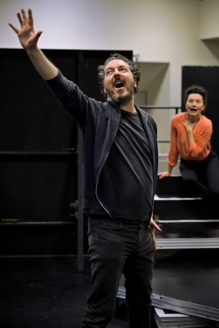 Répétitions de L'Heure espagnole au petit théâtre, de gauche à droite, Guillaume Gallienne et Stéphanie d'Oustrac (Concepción), 2024 ©Stefan Brion