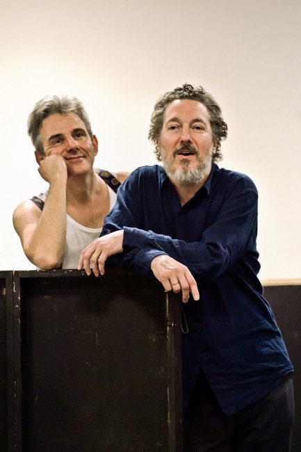 Répétitions de L'Heure espagnole au petit théâtre, de gauche à droite, Jean-Sébastien Bou (Ramiro) et Guillaume Gallienne, 2024 ©Stefan Brion