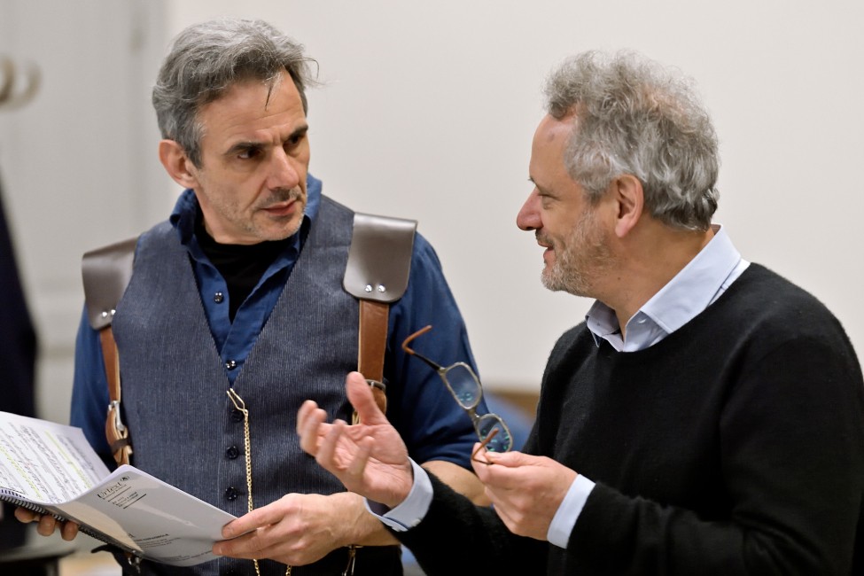 Répétitions de L'Heure espagnole au petit théâtre, de gauche à droite, Jean-Sébastien Bou (Ramiro) et Louis Langrée, 2024 ©Stefan Brion