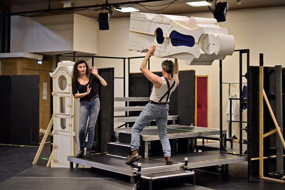 Répétitions de L'Heure espagnole au petit théâtre, de gauche à droite, Jean-Sébastien Bou (Ramiro) et Stéphanie d'Oustrac (Concepción), 2024 ©Stefan Brion