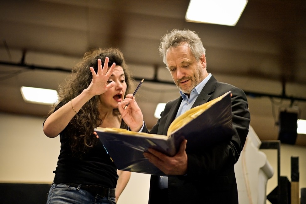 Répétitions de L'Heure espagnole au petit théâtre, de gauche à droite,Stéphanie d'Oustrac (Concepción) et Louis Langrée, 2024 ©Stefan Brion