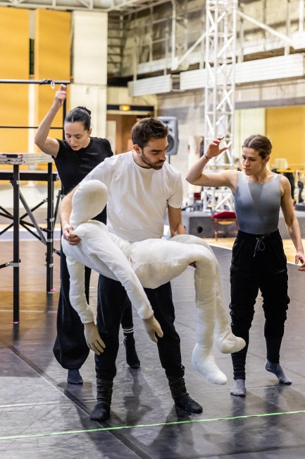 Répétitions de Pulcinella aux ateliers Berthier, de gauche à droite, Manon Dubourdeau (Une femme), Iván Delgado (Un homme) et Anna Guillermin (Une femme), 2024 ©Karla Vinter-Koch