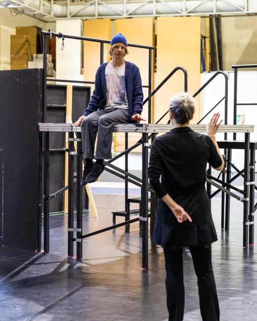 Répétitions de Pulcinella aux ateliers Berthier, en haut, Oscar Salomonsson (Pulcinella) et Clairemarie Osta, 2024 ©Karla Vinter-Koch