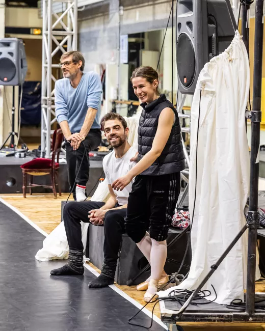 Répétitions de Pulcinella aux ateliers Berthier, de gauche à droite, François Lys (Basse), Iván Delgado( Un homme) et Anna Guillermin (Une femme), 2024 ©Karla Vinter-Koch