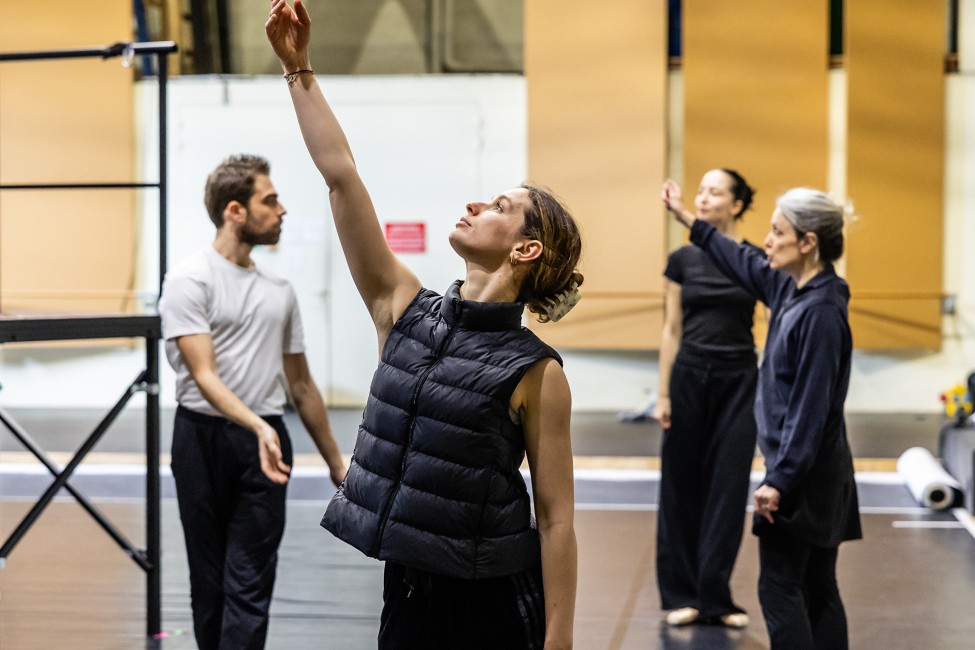 Répétitions de Pulcinella aux ateliers Berthier, de gauche à droite,Iván Delgado( Un homme), Anna Guillermin (Une femme), Manon Dubourdeaux (Une femme) et Clairmarie Osta, 2024 ©Karla Vinter-Koch