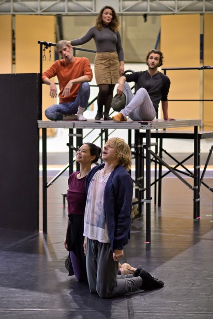 Répétitions de Pulcinella aux ateliers Berthier, de gauche à droite,de bas en haut, François Lys (Basse), Camille Chopin (Soprano), Abel Zamora (Ténor),  Alice Renavand (La fiancée) et Oscar Salmonsson (Pulcinella) 2024 ©Stefan Brion