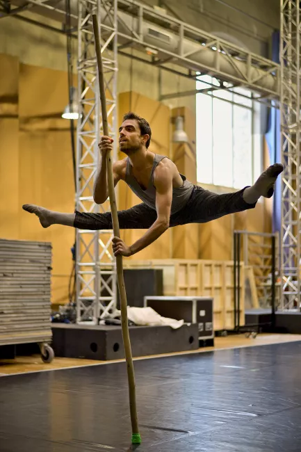 Répétitions de Pulcinella aux ateliers Berthier, Iván Delgado (Un homme) 2024 ©Stefan Brion