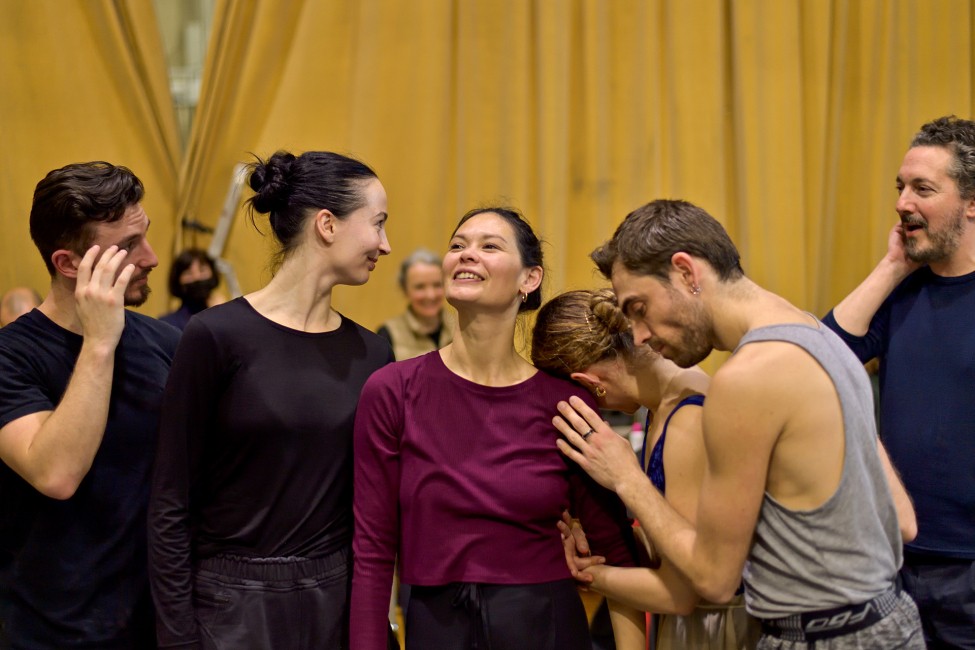 Répétitions de Pulcinella aux ateliers Berthier, de gauche à droite, Stoyan Zmarzlik (Un homme), Manon Dubourdeaux (Une femme), Alice Renavand (La fiancée), Iván Delgado (Un homme) et Guillaume Gallienne, 2024 ©Stefan Brion