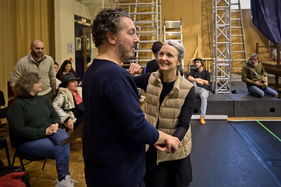 Répétitions de Pulcinella aux ateliers Berthier, de gauche à droite,Guillaume Galienne et  Clairemarie Osta, 2024 ©Stefan Brion