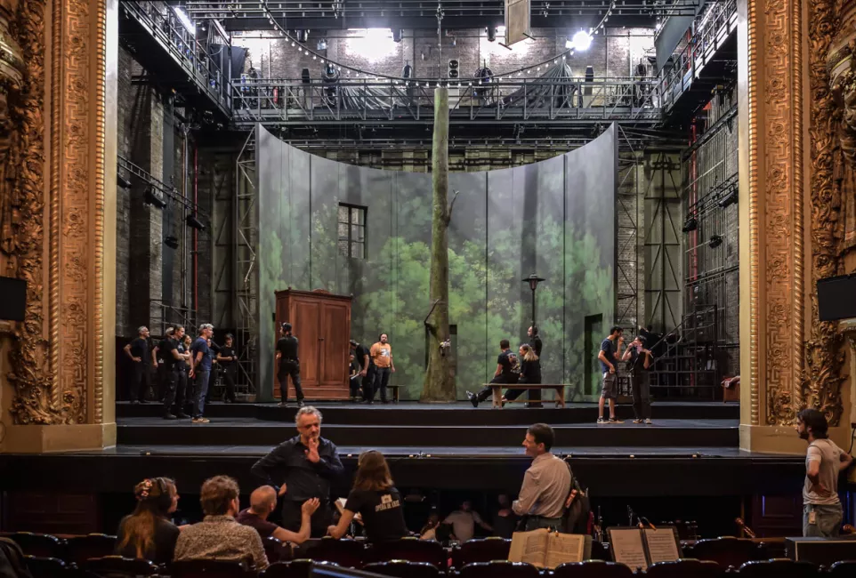 Répétition de Faust sur le plateau de la salle Favart, juin 2025 © Stefan Brion