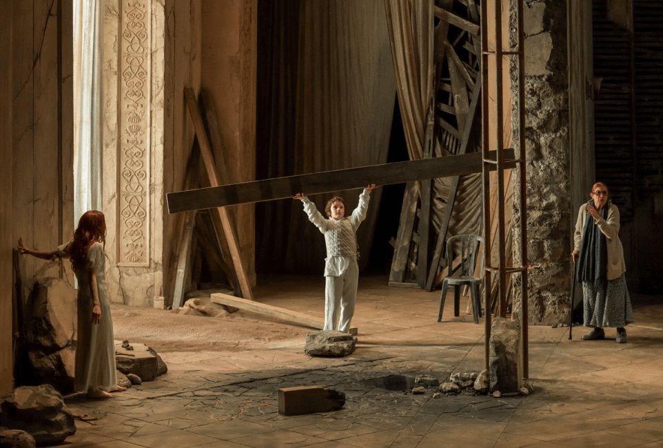 Deux élèves de la Maîtrise Populaire dans Samson, produit à l’Opéra-Comique © Eva Miquet 
