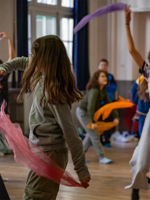 Classe de 5e en cours de Dalcroze (méthode qui fait vivre la musique par le mouvement et le rythme) © Eva Miquet 