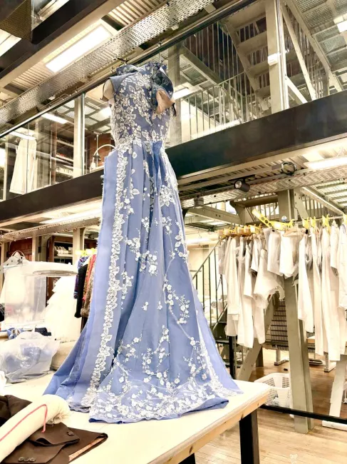 Dans l'atelier costumes, perruques et maquillage | Création de la robe de Clara pour Nuit sans aube à l'Opéra-Comique, 2026 © Alexandre Bodin