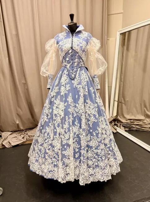 Dans l'atelier costumes, perruques et maquillage | Création de la robe de Clara pour Nuit sans aube à l'Opéra-Comique, 2026 © Alexandre Bodin