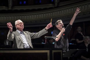 Favoriser le collectif lyrique | Entretien avec Robert Carsen