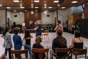 Au cœur du travail : reportage photo en répétitions