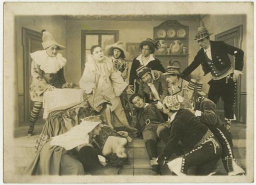 	<p>Photographie du tournage de <em>Paillasse</em>, avec Bianca Virginia Camagni, Paolo Colaci, Umberto Zanuccoli, Achille Vitti et Annibale Ninchi, anonyme, 1915 © Archivi dell'Immagine - Regione Lombard</p>
 