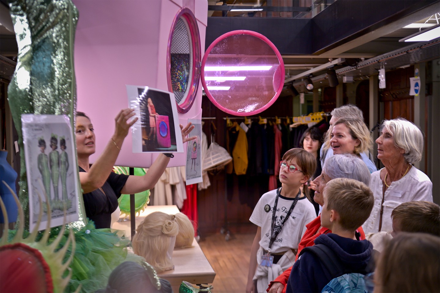 Atelier de preséntation aux ateliers costumes et perruques ©Stefan Brion