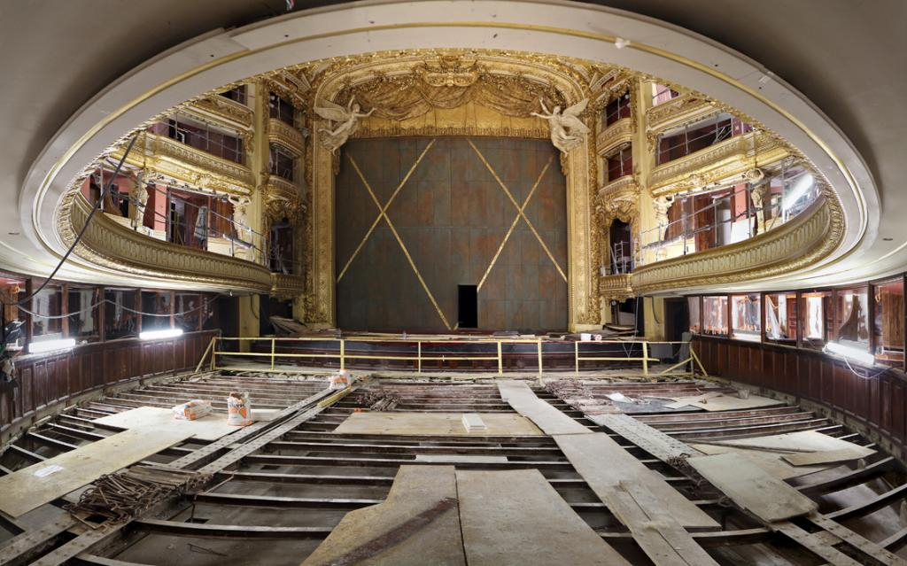 	<p>Salle Favart en plein travaux | Rideau de scène dessiné et conçu par Alwyne de Dardel - Photo © Stefan Brion</p>
 