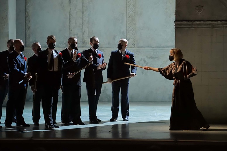 Photo de répétition de Roméo et Juliette avec Marie Lenormand (Gertrude) © Stefan Brion