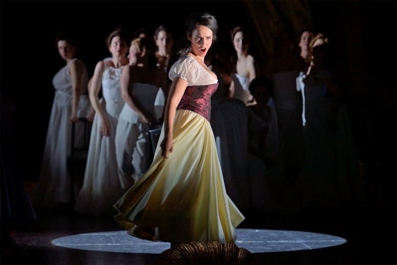 Gaëlle Arquez (Carmen), choeur accentus © Stefan Brion