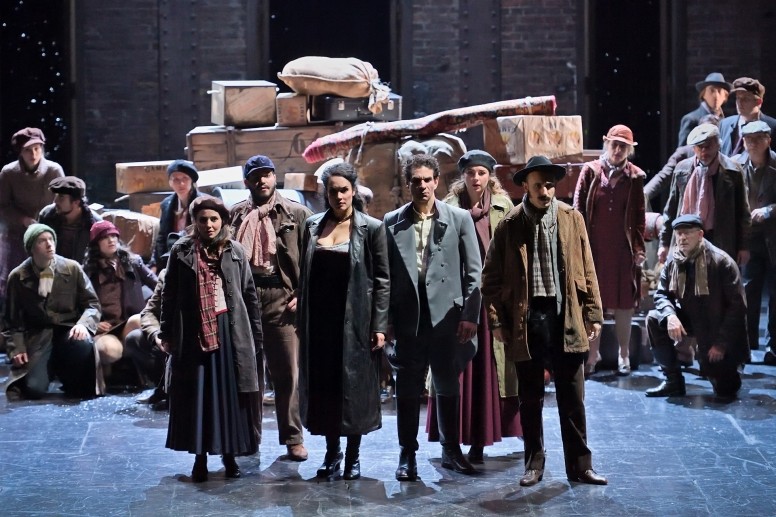 Gaëlle Arquez (Carmen), Frédéric Antoun (Don José), Norma Nahoun (Frasquita), Aliénor Feix (Mercédès), Matthieu Walendzik (Le Dancaïre), Paco Garcia (Le Remendado) © Stefan Brion