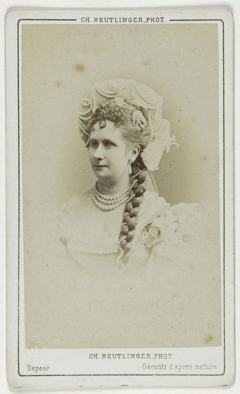 	<p>Adèle Isaac par Charles Reutlinger, XIXe siècle © Musée Carnavalet</p>
 