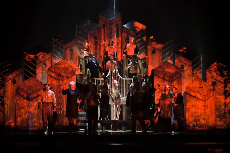 De gauche à droite : Elgan Llŷr Thomas (Dr Richardson), Susan Bullock (Mother), Sydney Mancasola (Bess McNeill), Wallis Giunta (Dodo McNeill), et choeur Aedes- Breaking the waves | Opéra-Comique, 2023 © Stefan Brion