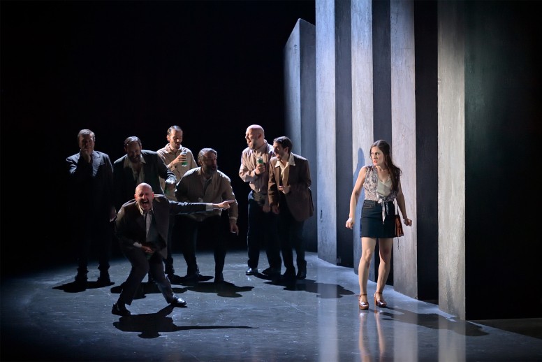 Sydney Mancasola (Bess McNeill), choeur Aedes - Breaking the waves | Opéra-Comique, 2023 © Stefan Brion